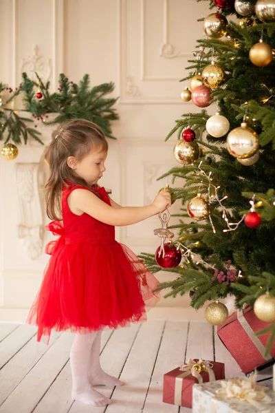 Kislány Izgatott Karácsonyi Ünnepek Ezekkel Ajándékokkal Mesebeli Dekoráció — Stock Fotó