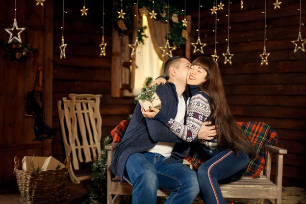 Unga Par Kärlek Tillbringar Julnatten Tillsammans Njuter Varandra — Stockfoto