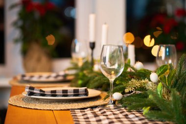 Kutlama için hazırlanmış Noel masası.