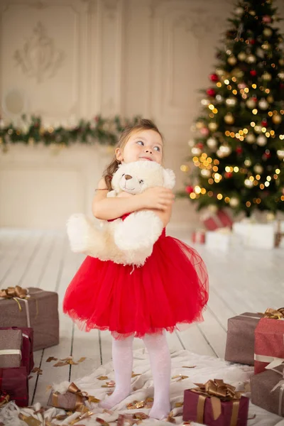 Маленькая Девочка Наслаждается Своим Новым Плюшевым Мишкой Подаренным Санта Клаусом — стоковое фото