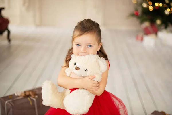 Une Petite Fille Profite Son Nouvel Ours Peluche Donné Par — Photo