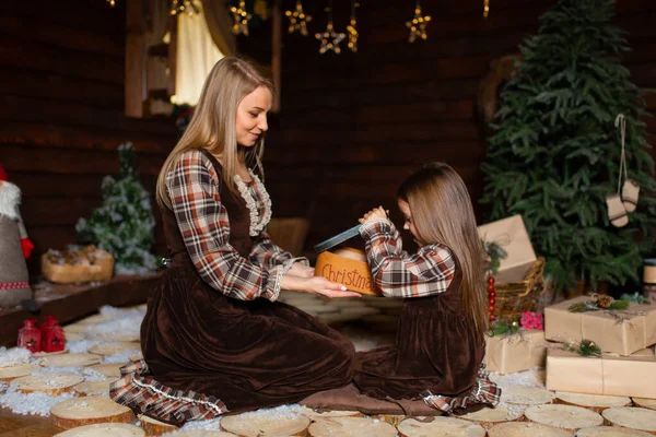 Fiatal Anya Lányával Kockás Ingben Vidéki Stílusban Anya Karácsonyi Ajándékot — Stock Fotó