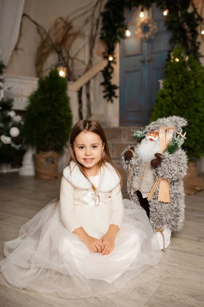 Küçük Bir Kız Noel Dileğini Noel Baba Heykeline Anlatıyor — Stok fotoğraf