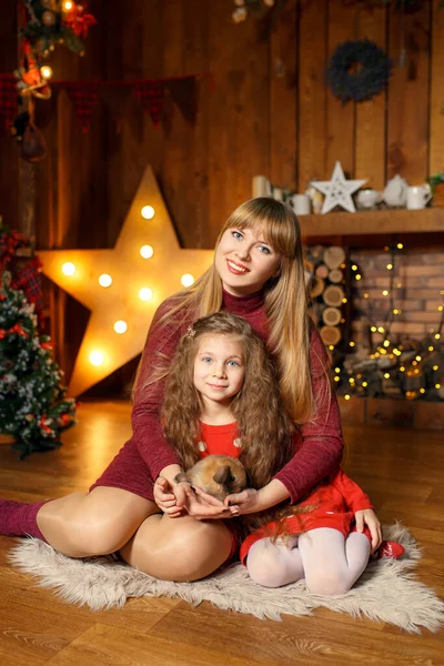 Foto Familiar Madre Hija Sentadas Suelo Con Lindo Conejo Decoración —  Fotos de Stock