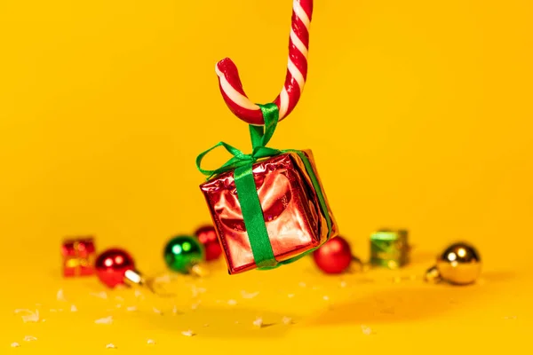 Candy Cana Pirulito Segurando Uma Caixa Presente Com Presente Natal — Fotografia de Stock