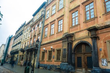 Lviv şehrinin merkez meydanındaki binaların mimarisi. Eski Avrupa. Lviv, Ukrayna - 05.15.2019