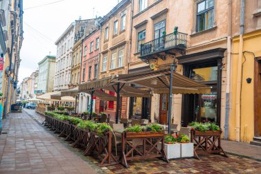 Eski kasabadaki samimi bir açık hava restoranı. Lviv, Ukrayna - 05.15.2019