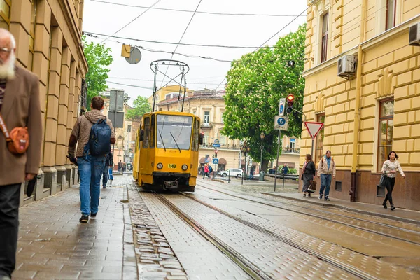 旧电车沿着欧洲古城的街道行驶 乌克兰利沃夫 2019 — 图库照片
