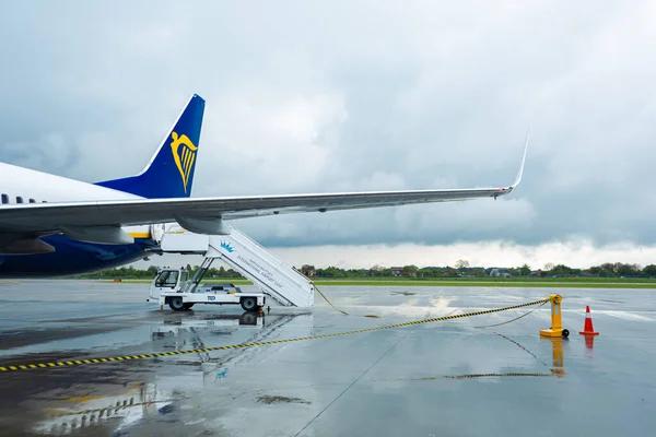 Equipo Técnicos Prepara Avión Para Salida Lviv Ucrania 2019 — Foto de Stock