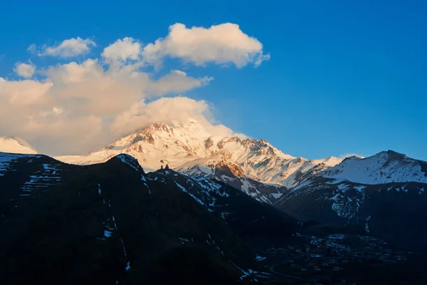 Gryning Bergen Solens Strålar Faller Toppen Berget Kazbek Inspirerande Morgon — Stockfoto