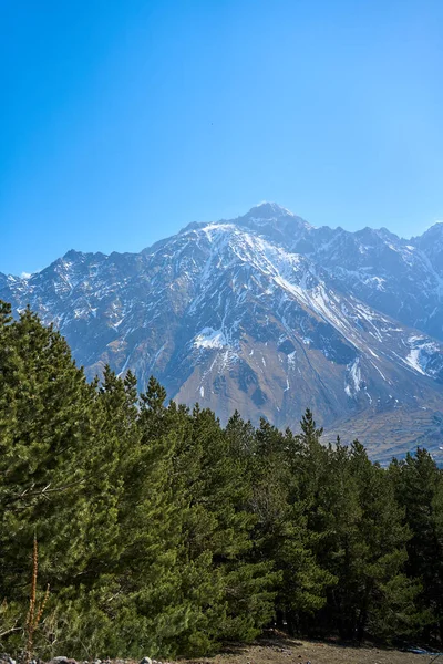 Spektakularny Krajobraz Górski Ośnieżone Majestatyczne Góry Wczesna Wiosna — Zdjęcie stockowe