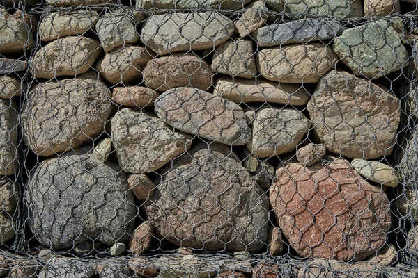 Útes Podél Silnice Pokryt Kovovou Síťovinou Která Chrání Před Sesuvy — Stock fotografie