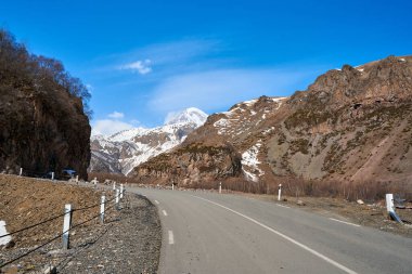 Dağlarda ilkbaharın başlarında. Georgia 'da arabayla seyahat etmek. İnanılmaz dağ kayalıkları manzarası.