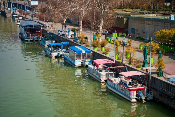 Barcos Recreio Estão Ancorados Aterro Dia Verão Tbilisi Geórgia 2021 — Fotografia de Stock