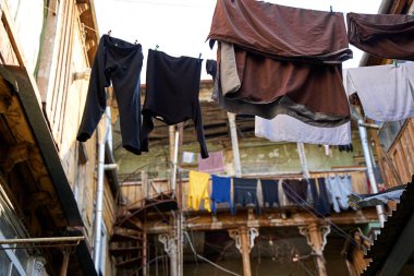 Georgia 'da aile gelenekleri. Yıkanmış çamaşırlar dışarıda balkonda kurumuş..