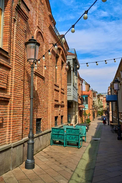 Sommerterrasse Und Restauranttisch Auf Der Straße Einer Gemütlichen Altstadt Von — Stockfoto