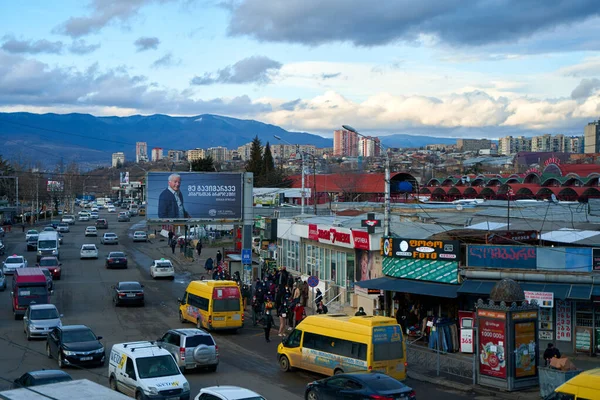 交通量の多い街の通り 一日の写真 トビリシ グルジア 2021 — ストック写真