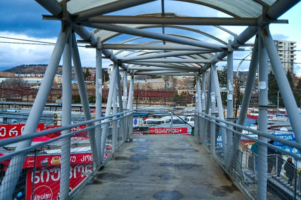Eine Brücke Aus Runden Metallrohren Über Die Straße Tiflis Georgien — Stockfoto