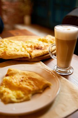 Bir kafede öğle yemeği. Khachapuri ve latte..
