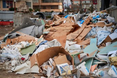 İnşaat atığı için atık deposu. İnşaat alanı. Bina inşaatı. Batumi, Gürcistan - 03.22.2021