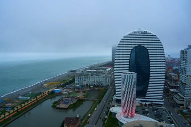 Şehir manzarası. Batumi 'nin modern mimarisi. Gürcistan 'ın Karadeniz kıyısında popüler bir tatil beldesi. Bulutlu yağmurlu bir gün. Batumi, Gürcistan - 03.22.2021