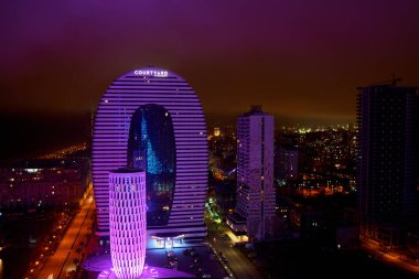 Batum 'un gece şehri. Şehir ışıklarında modern mimari. Batumi, Gürcistan - 03.22.2021