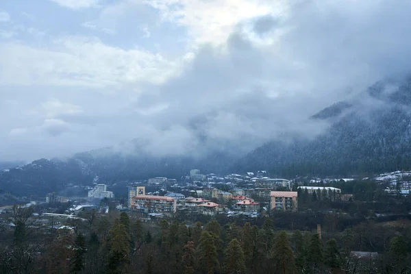 Vinterfjällslandskap Liten Stad Mellan Bergen Ett Moln Hänger Över Staden — Stockfoto