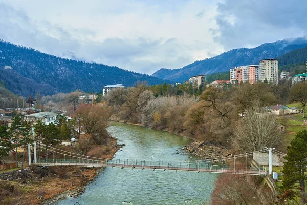 市内を流れる山の川 上からの眺め — ストック写真
