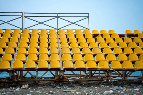 Желтые Пластиковые Сиденья Пьедестале Почета Небольшой Спортивной Площадки — стоковое фото