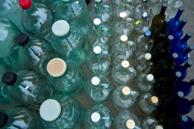 Cam şişelerin resepsiyonu ve satışı için sokak tezgahı.