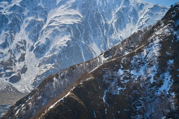Εντυπωσιακό Ορεινό Τοπίο Χιονισμένα Μεγαλοπρεπή Βουνά Αρχές Της Άνοιξης — Φωτογραφία Αρχείου