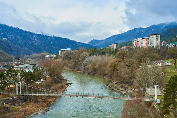 Vista da ponte sobre o rio da cidade turística de borjomi na