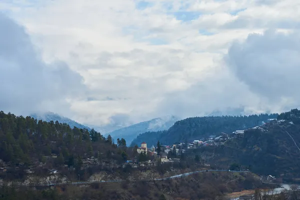 冬の山の風景 山の間の小さな町 街に雲がかかってる — ストック写真