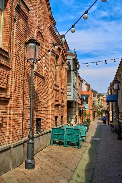 Sommerterrasse Und Restauranttisch Auf Der Straße Einer Gemütlichen Altstadt Von — Stockfoto