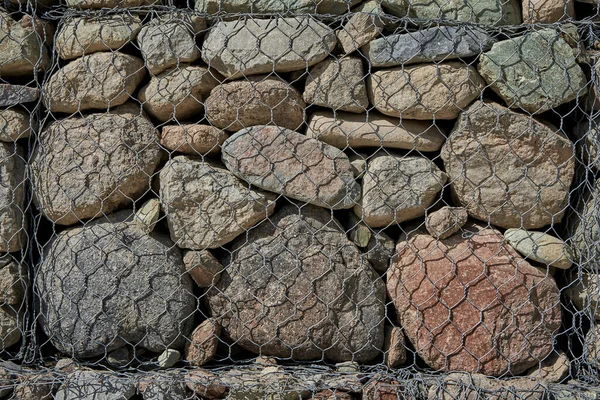 Скеля Вздовж Дороги Покрита Металевою Сіткою Щоб Захистити Від Зсувів — стокове фото