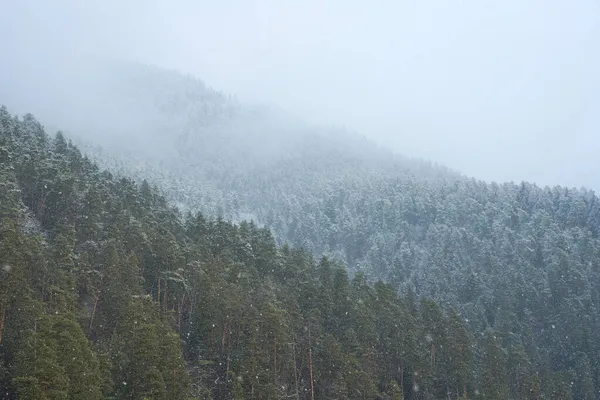 Winterliche Berglandschaft Kleine Stadt Zwischen Bergen Eine Wolke Hängt Über — Stockfoto
