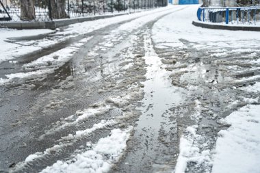 Kış kar yağışında yollarda karlar..