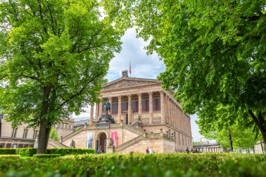 Berlin 'deki eski Ulusal Galeri binası. Berlin, Almanya - 05.17.2019