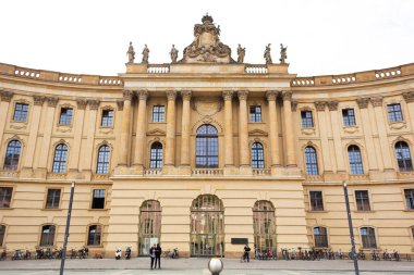 Humboldt Üniversitesi 'nin Berlin' deki tarihi binası. Almanya 'nın mimarisi. Berlin, Almanya - 05.17.2019