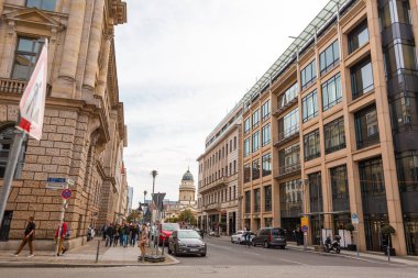 Berlin mimarisi. Şehir caddesi ve modern binalar. Berlin, Almanya - 05.17.2019