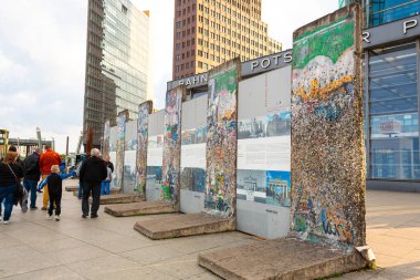 Berlin duvarının sakızla kaplanmış anıt parçaları. Berlin, Almanya - 05.17.2019