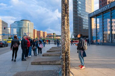 Berlin duvarının sakızla kaplanmış anıt parçaları. Berlin, Almanya - 05.17.2019