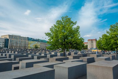 Berlin 'deki Yahudi soykırımının anıtı. Çeşitli yüksekliklerdeki sütunlar.