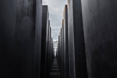 Berlin 'deki Yahudi soykırımının anıtı. Çeşitli yüksekliklerdeki sütunlar.