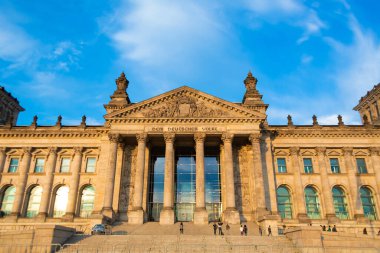 Güneşli bir günde Berlin parlamentosunun inşası. Berlin, Almanya - 05.17.2019