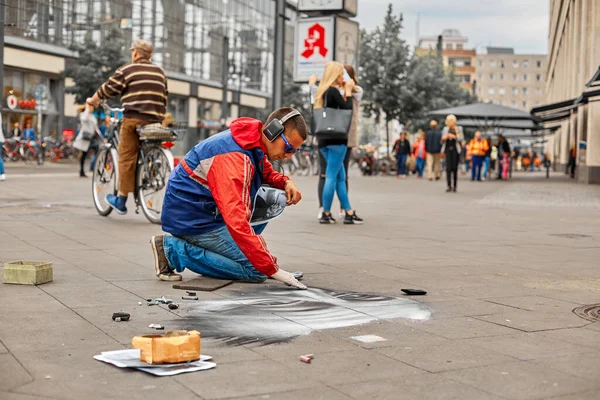 미술가는 광장의 바닥에 현실적 그림을 넣습니다 베를린 2019 — 스톡 사진