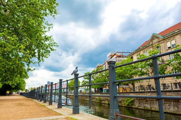 Ποταμός Μια Ευρωπαϊκή Πόλη Μεγάλη Ηλιόλουστη Μέρα Για Περπάτημα — Φωτογραφία Αρχείου