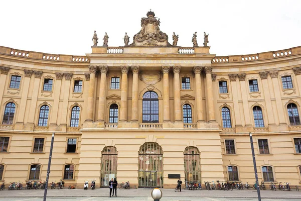 Humboldt Üniversitesi 'nin Berlin' deki tarihi binası. Almanya 'nın mimarisi. Berlin, Almanya - 05.17.2019