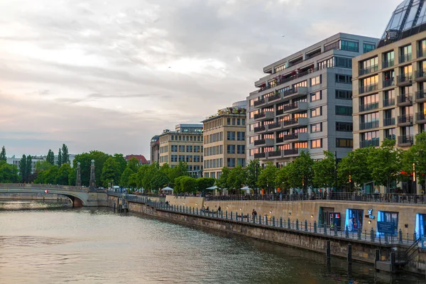 베를린 해안가에 선착장 저녁에 도시를 합니다 베를린 2019 — 스톡 사진