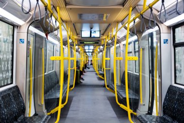 Modern metro. Metro vagonunun içinde insanlar yok..